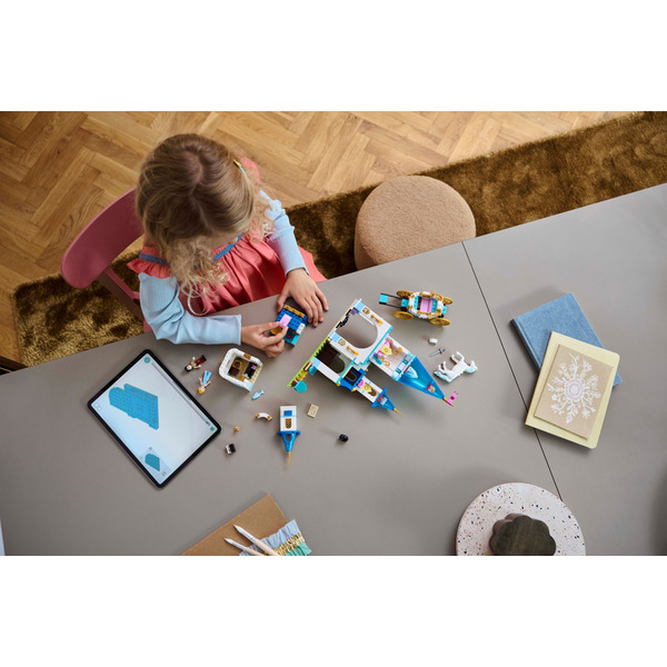 Блоковий конструктор LEGO Disney Princess Замок Попелюшки й карета (43275)