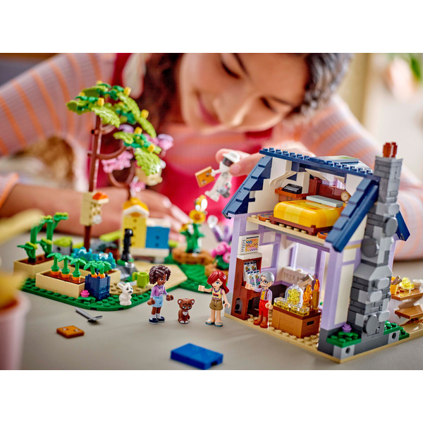 Блоковий конструктор LEGO Friends Будиночок і квітник бджолярів (42669)