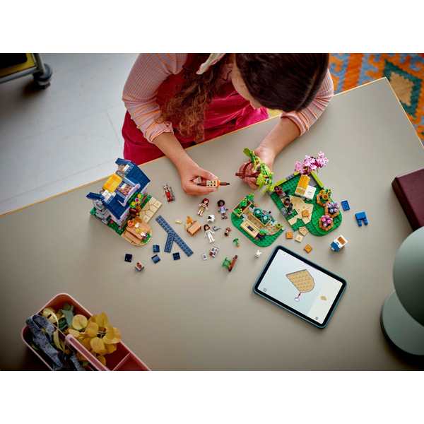 Блоковий конструктор LEGO Friends Будиночок і квітник бджолярів (42669)