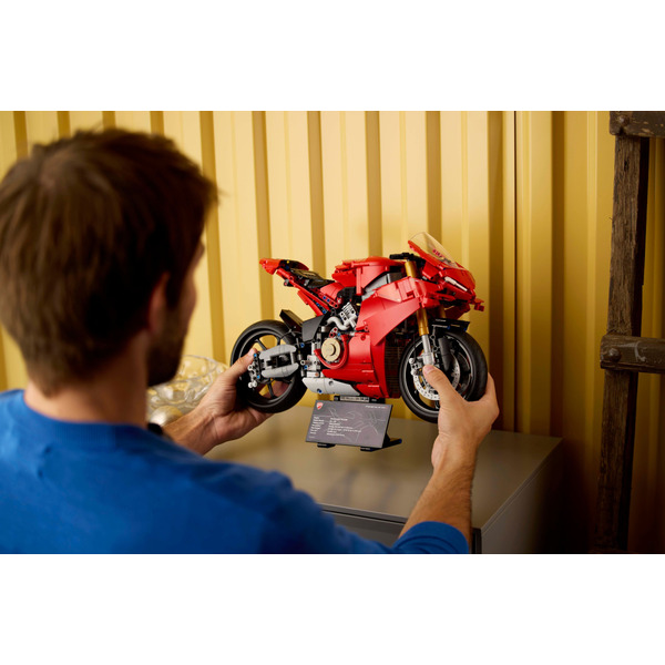 LEGO 42202 Technic Ducati Panigale V4 S – набор конструктора мотоцикла Ducati Panigale V4 S