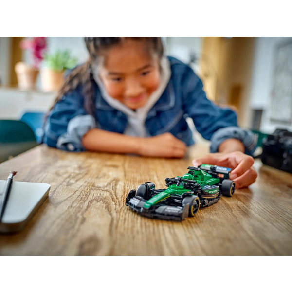 Конструктор LEGO Speed Champions: Автомобіль для перегонів Aston Martin Aramco F1 AMR24 (77245)