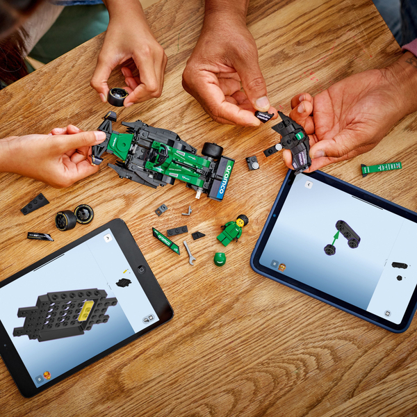 Конструктор LEGO Speed Champions: Автомобіль для перегонів Aston Martin Aramco F1 AMR24 (77245)