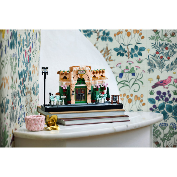 Конструктор LEGO Icons Французская кофейня