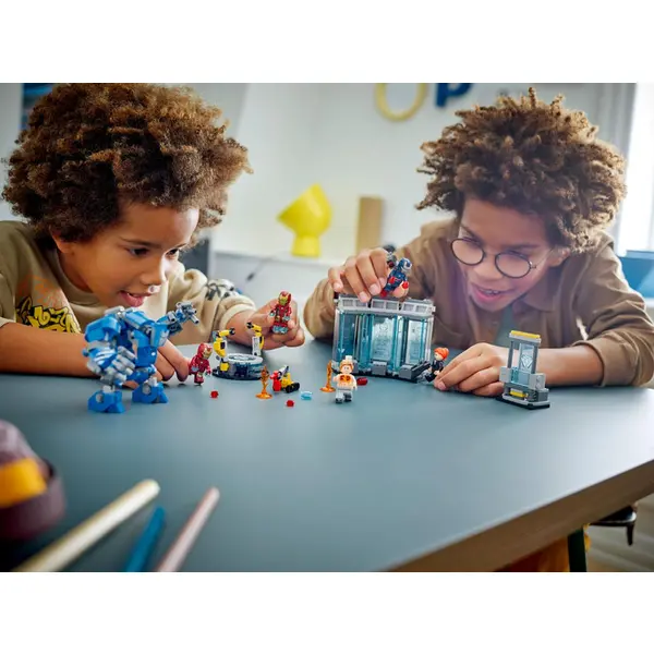 Конструктор LEGO Super Heroes Marvel Лабораторія Залізної Людини: зал обладунків