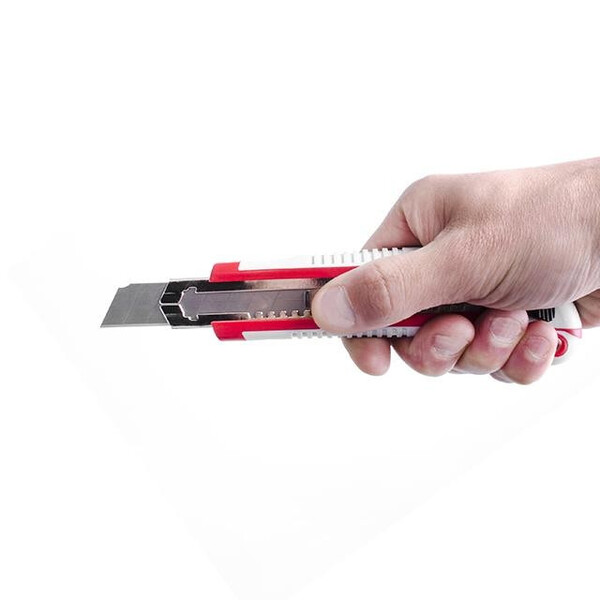 Ніж з 3-ма відламними лезами 18мм, металева напрямна, протиковзний корпус INTERTOOL HT-0508