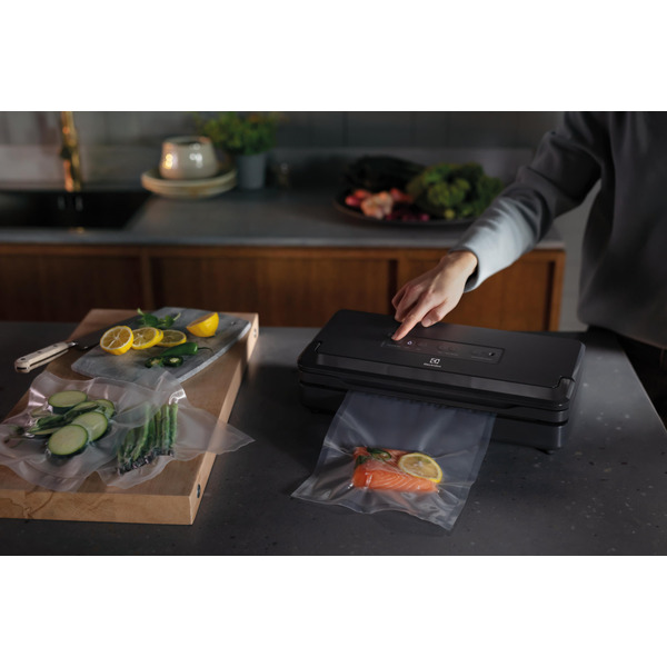 Вакуумний пакувальник Electrolux E6VS1-6AG
