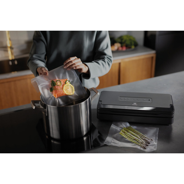Вакуумний пакувальник Electrolux E6VS1-6AG