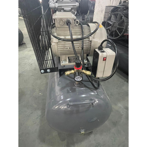 Компресор MAST VA90/200L 400 - це звукове обладнання, яке використовується для створення та підсилення звуку. Він має потужність 400 Вт і об'єм резервуара 200 літрів. Цей компресор підходить для використання в різних галузях, таких як музика, звукозапис, 