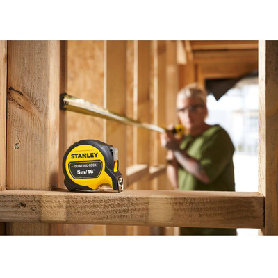 Рулетка вимірювальна CONTROL-LOCK довжиною 5 м/16, шириною 25 мм, в обгумованому корпусі, з подвійною шкалою STANLEY STHT37235-5