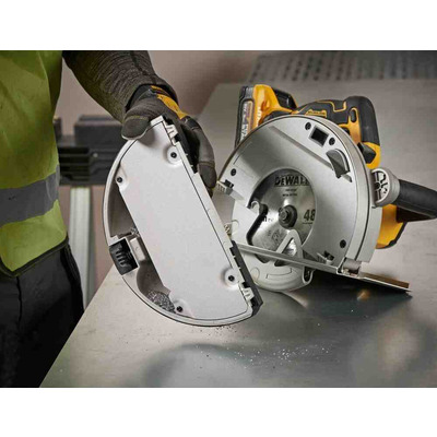 Пилка дискова по металу акумуляторна DeWALT DCS383H2