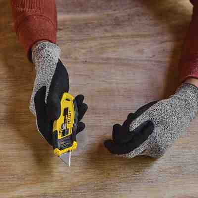 Нож Control-Grip длиной 132 мм с выдвижным лезвием для отделочных работ STANLEY STHT10432-0