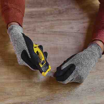 Нож Control-Grip длиной 132 мм с выдвижным лезвием для отделочных работ STANLEY STHT10432-0