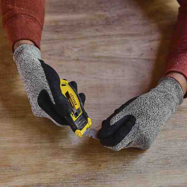 Ніж Control-Grip довжиною 132 мм з висувним лезом для оздоблювальних робіт STANLEY STHT10432-0