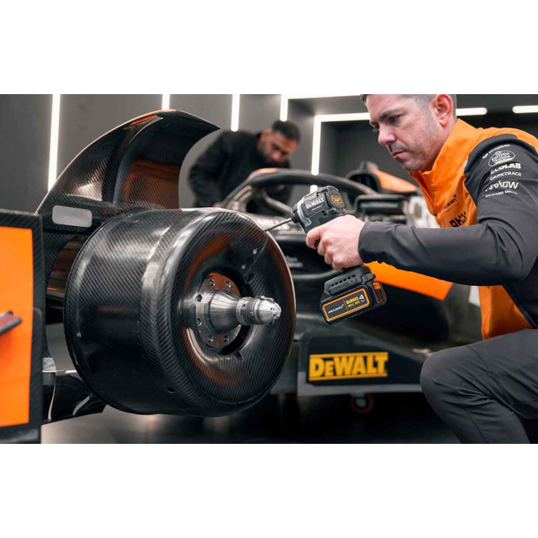 Набор из двух инструментов аккумуляторных бесщеточных McLaren F1 TEAM LIMITED EDITION DeWALT DCK200MM2T