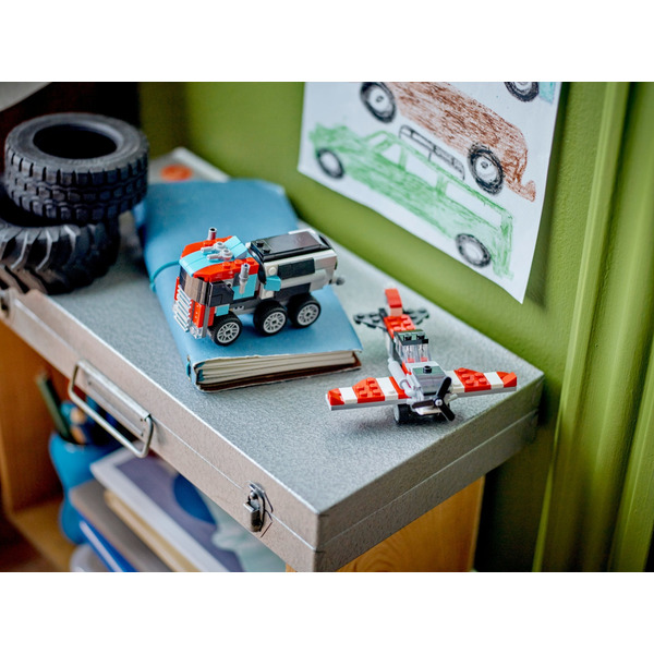 Конструктор LEGO Creator Бортовой грузовик с вертолетом