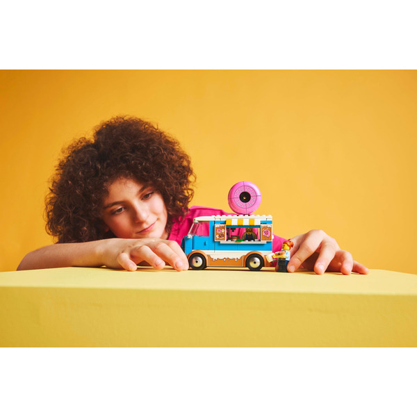 Конструктор LEGO City Вантажівка з пончиками 60452