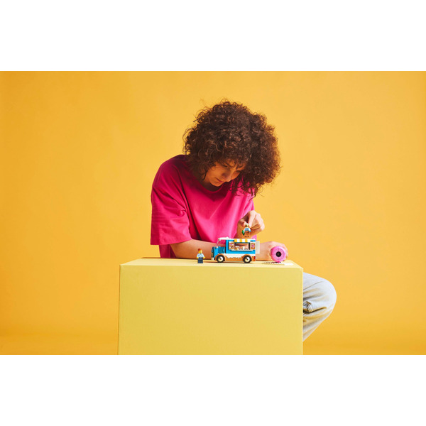 Конструктор LEGO City Вантажівка з пончиками 60452